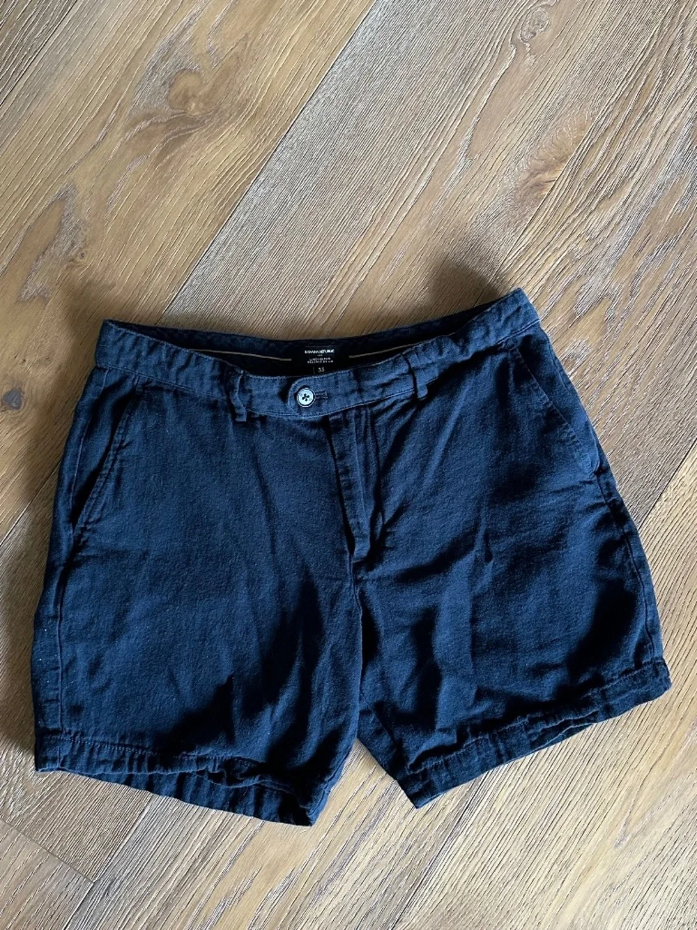 Banana Republic details features